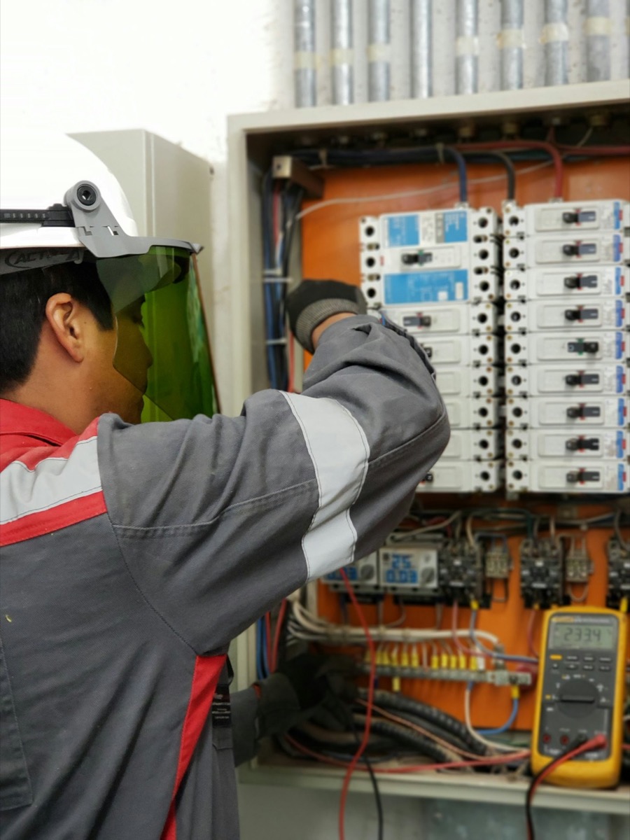 Técnico de mantenimiento revisando un cuadro eléctrico